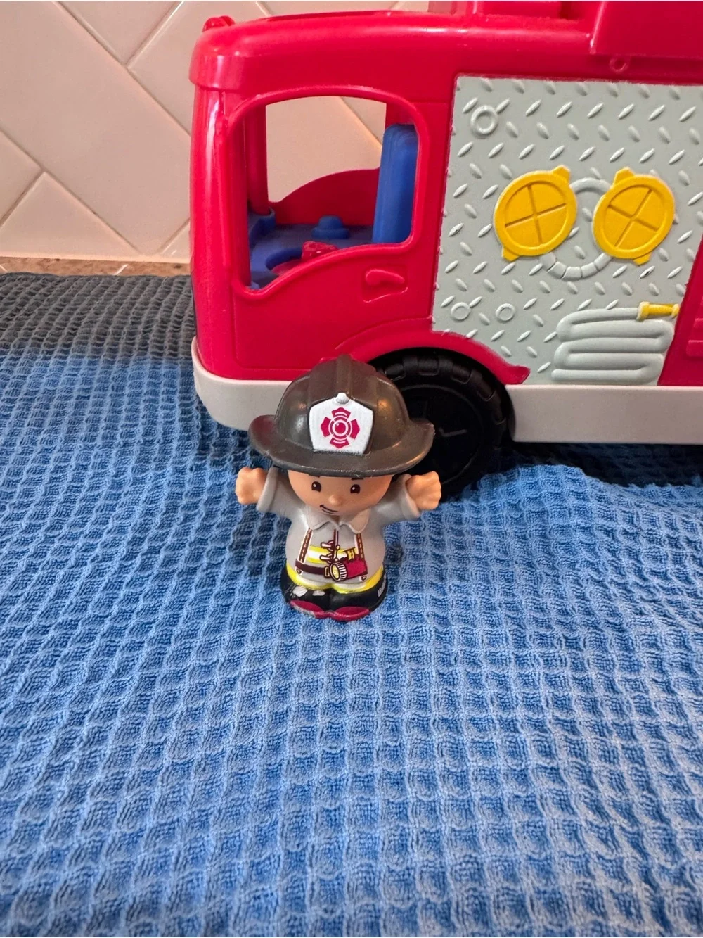 Fisher-Price/little people  Fire Truck Toy with fireman